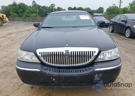 2010 Lincoln Town Car Signature Limited z USA, uszkodzony, nr VIN 2LNBL8CV0AX752950